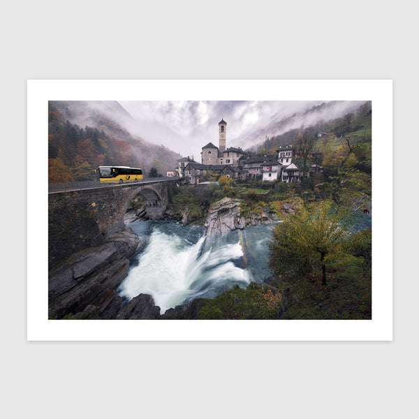 Esős nap, postabusz kőhídon