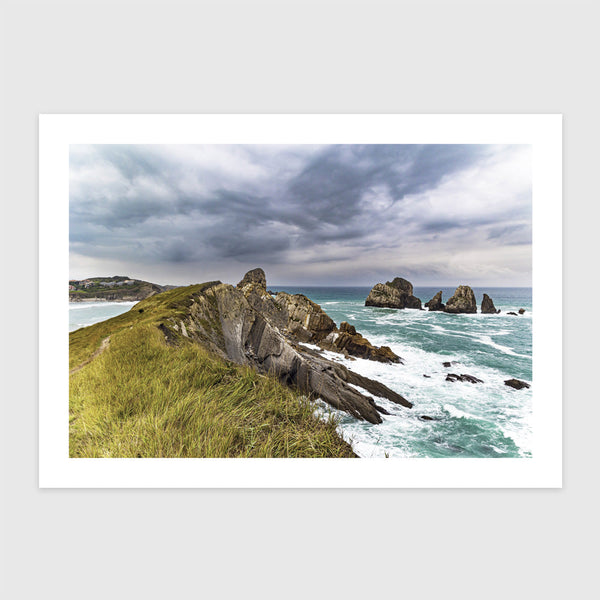 Sziklás tengerpart, viharos ősz